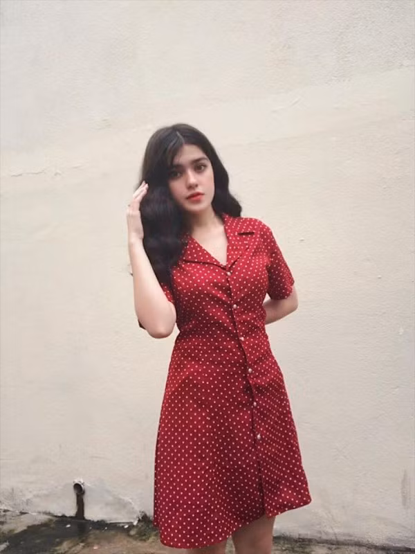 Co gai mang 3 dong mau Viet-Nga-Phap an mac goi cam vo cung-Hinh-9