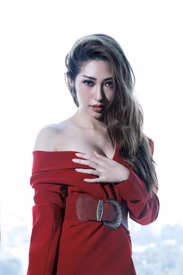 Khổng Tú Quỳnh ngày càng mặc gợi cảm sau chia tay Ngô Kiến Huy - Hình 11 Khong Tu Quynh ngay cang mac goi cam sau chia tay Ngo Kien Huy-Hinh-11