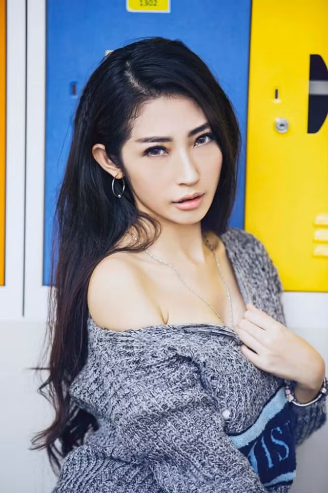 Khổng Tú Quỳnh ngày càng mặc gợi cảm sau chia tay Ngô Kiến Huy - Hình 10 Khong Tu Quynh ngay cang mac goi cam sau chia tay Ngo Kien Huy-Hinh-10