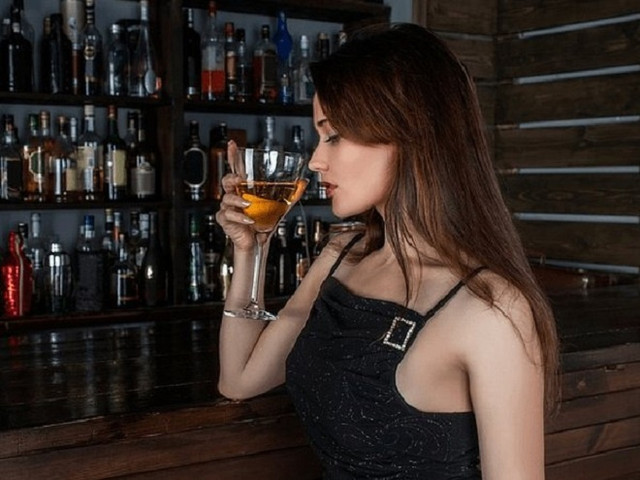 Những thực phẩm nên tránh trong kỳ “đèn đỏ” để giảm nổi mụn, đau bụng - Hình 3 Nhung thuc pham nen tranh trong ky “den do” de giam noi mun, dau bung-Hinh-3