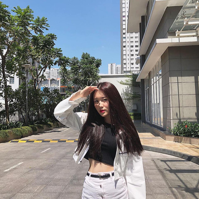 “Nóng mắt” với cách ăn mặc sexy của Han Sara, nữ ca sĩ có vòng eo 53 - Hình 3 “Nong mat” voi cach an mac sexy cua Han Sara, nu ca si co vong eo 53-Hinh-3