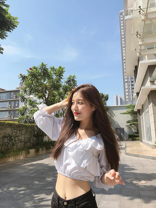 “Nóng mắt” với cách ăn mặc sexy của Han Sara, nữ ca sĩ có vòng eo 53 - Hình 2 “Nong mat” voi cach an mac sexy cua Han Sara, nu ca si co vong eo 53-Hinh-2