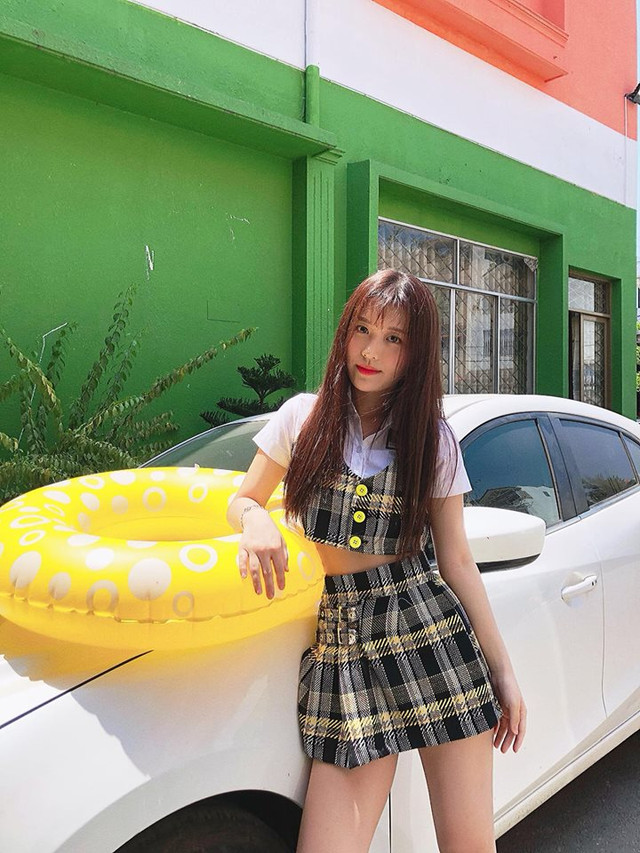“Nóng mắt” với cách ăn mặc sexy của Han Sara, nữ ca sĩ có vòng eo 53 - Hình 11 “Nong mat” voi cach an mac sexy cua Han Sara, nu ca si co vong eo 53-Hinh-11