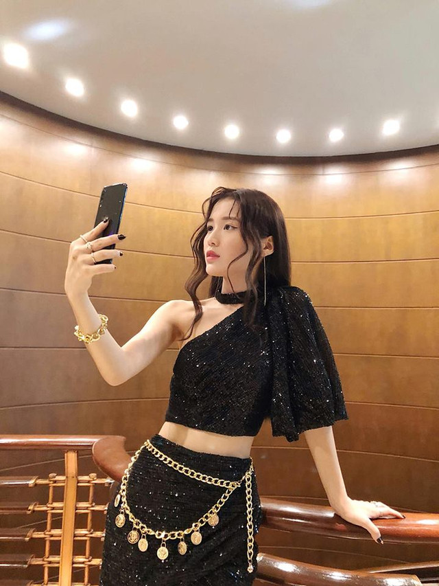 “Nóng mắt” với cách ăn mặc sexy của Han Sara, nữ ca sĩ có vòng eo 53 “Nong mat” voi cach an mac sexy cua Han Sara, nu ca si co vong eo 53