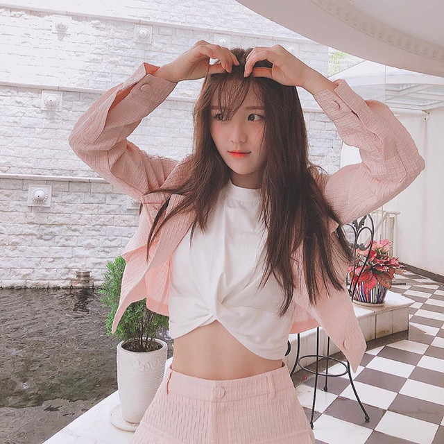 “Nóng mắt” với cách ăn mặc sexy của Han Sara, nữ ca sĩ có vòng eo 53 - Hình 5 “Nong mat” voi cach an mac sexy cua Han Sara, nu ca si co vong eo 53-Hinh-5