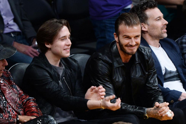 Cha con danh thủ David Beckham diện trang phục ton sur ton chất lừ - Hình 10 Cha con danh thu David Beckham dien trang phuc ton sur ton chat lu-Hinh-10