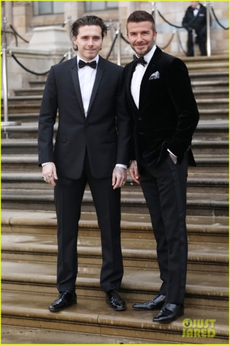 Cha con danh thủ David Beckham diện trang phục ton sur ton chất lừ Cha con danh thu David Beckham dien trang phuc ton sur ton chat lu