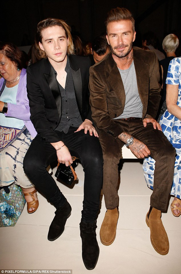 Cha con danh thủ David Beckham diện trang phục ton sur ton chất lừ - Hình 4 Cha con danh thu David Beckham dien trang phuc ton sur ton chat lu-Hinh-4