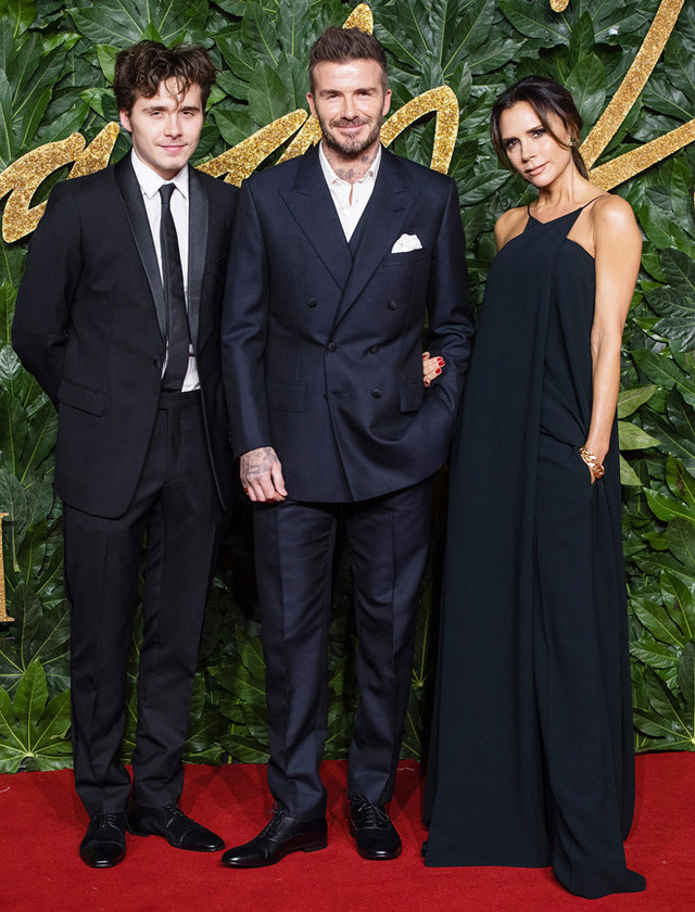 Cha con danh thủ David Beckham diện trang phục ton sur ton chất lừ - Hình 3 Cha con danh thu David Beckham dien trang phuc ton sur ton chat lu-Hinh-3