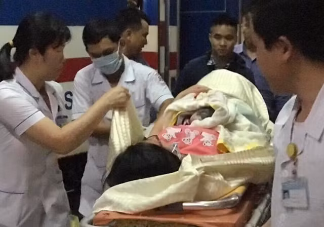 Nữ hành khách sinh con ngay trên tàu SE4 khi về quê nghỉ lễ 30/4 Nu hanh khach sinh con ngay tren tau SE4 khi ve que nghi le 30/4