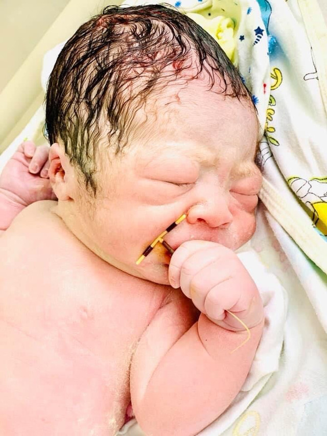 Ngo nghinh nhung em be chao doi voi 'vat la' hut cu dan mang