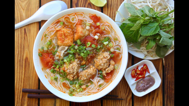 CNN bình chọn Cao lầu, Bún riêu vào top món ngon nhất Châu Á - Hình 2 CNN binh chon Cao lau, Bun rieu vao top mon ngon nhat Chau A-Hinh-2