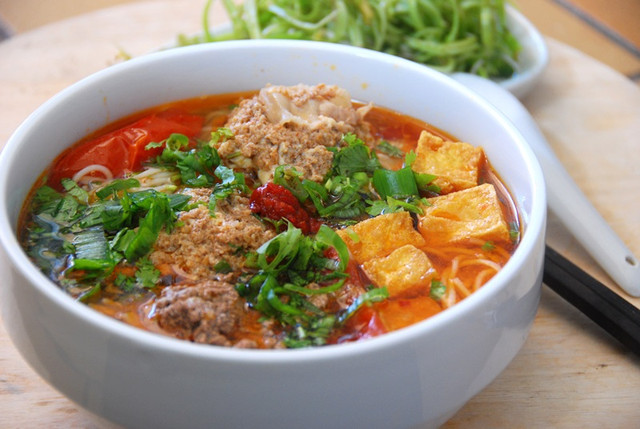 CNN bình chọn Cao lầu, Bún riêu vào top món ngon nhất Châu Á CNN binh chon Cao lau, Bun rieu vao top mon ngon nhat Chau A
