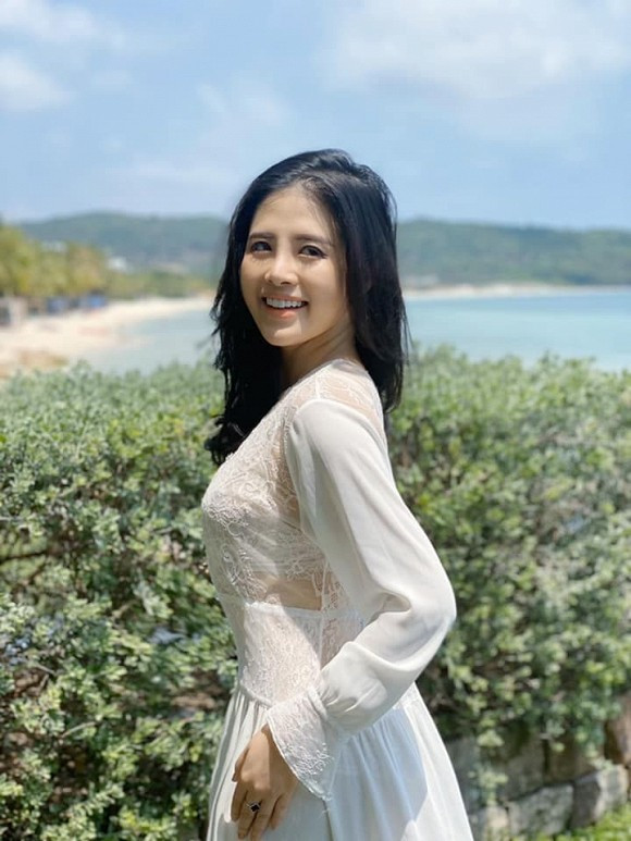 Nữ MC có gu thời trang cực sang chảnh - Hình 8 Nu MC co gu thoi trang cuc sang chanh-Hinh-8