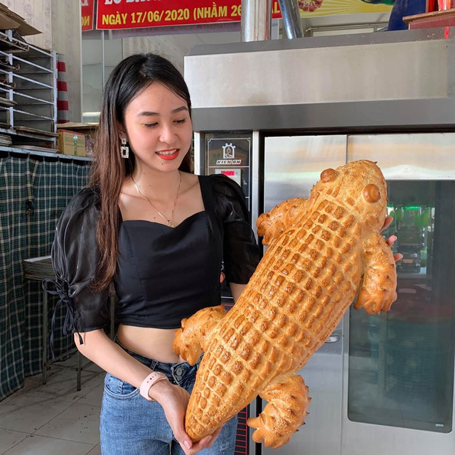 Bánh mì cá sấu khổng lồ có gì đặc biệt mà gây sốt mạng xã hội? - Hình 6 Banh mi ca sau khong lo co gi dac biet ma gay sot mang xa hoi?-Hinh-6