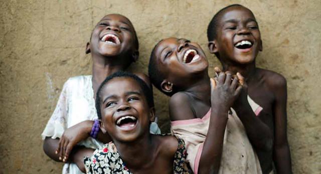 Dịch bệnh cười đáng sợ lây lan chóng mặt năm 1962 Dich benh cuoi dang so lay lan chong mat nam 1962