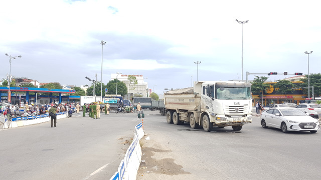 Con trai gào khóc bên thi thể cha bị xe tải cán ở giao lộ Con trai gao khoc ben thi the cha bi xe tai can o giao lo