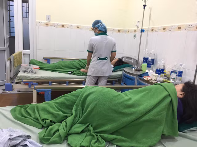 Nhom khach nhap vien sau khi an banh trang cuon thit heo o quan Tran Da Nang