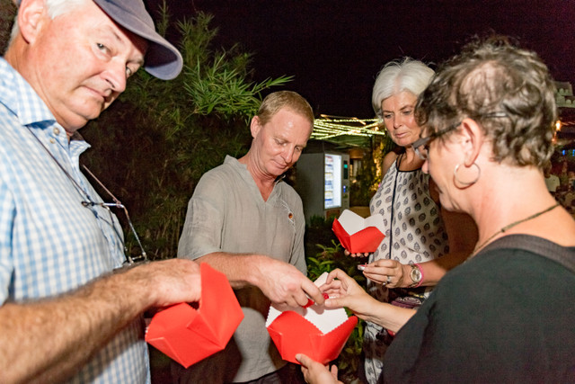 Du khach xuc dong khi duoc cai bong hong len nguc trong dem Vu Lan bao hieu-Hinh-4