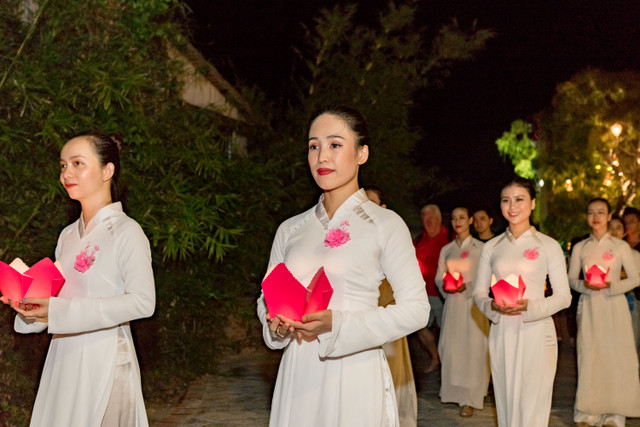 Du khach xuc dong khi duoc cai bong hong len nguc trong dem Vu Lan bao hieu-Hinh-5