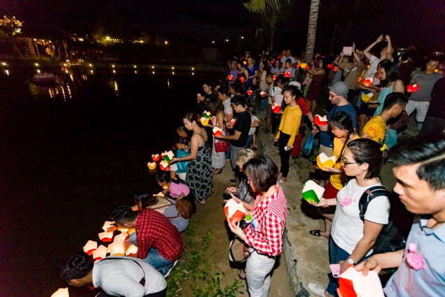 Du khach xuc dong khi duoc cai bong hong len nguc trong dem Vu Lan bao hieu-Hinh-6