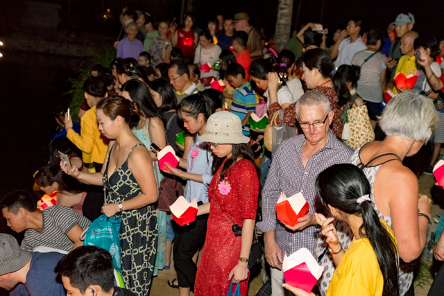 Du khach xuc dong khi duoc cai bong hong len nguc trong dem Vu Lan bao hieu-Hinh-7