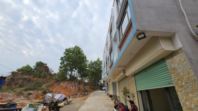 Cận cảnh loạt nhà liền kề xây dựng không phép ở Quảng Ninh - Hình 5 Can canh loat nha lien ke xay dung khong phep o Quang Ninh-Hinh-5