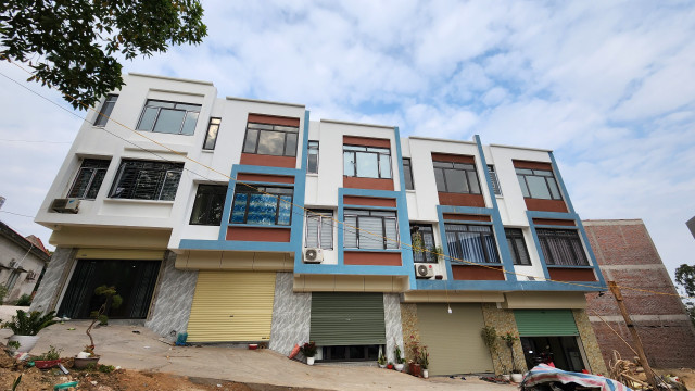 Cận cảnh loạt nhà liền kề xây dựng không phép ở Quảng Ninh - Hình 7 Can canh loat nha lien ke xay dung khong phep o Quang Ninh-Hinh-7