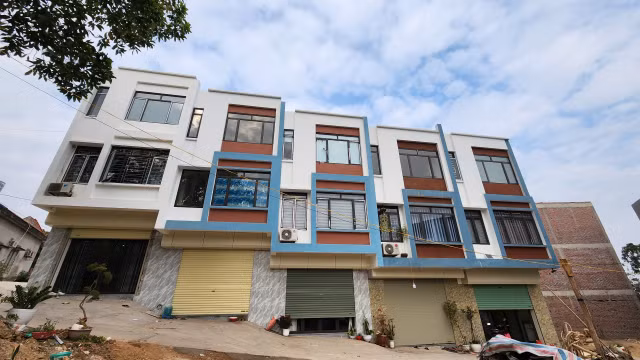 Can canh loat nha lien ke xay dung khong phep o Quang Ninh-Hinh-7