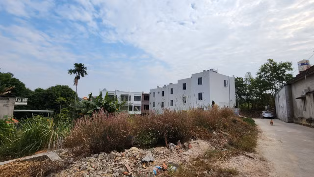 Can canh loat nha lien ke xay dung khong phep o Quang Ninh