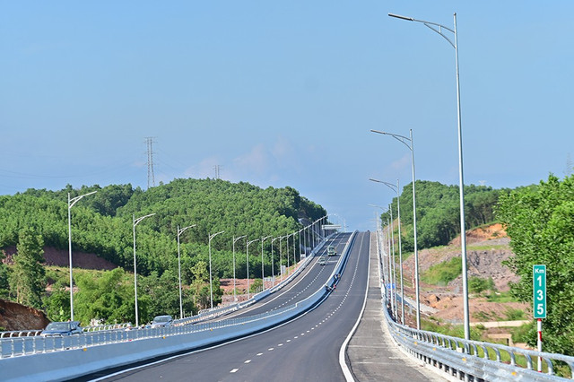 Địa phương nào sở hữu tuyến cao tốc dài gần 180km? Dia phuong nao so huu tuyen cao toc dai gan 180km?