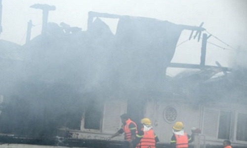 Tàu du lịch chở 16 khách nước ngoài cháy trên Vịnh Hạ Long Tau du lich cho 16 khach nuoc ngoai chay tren Vinh Ha Long