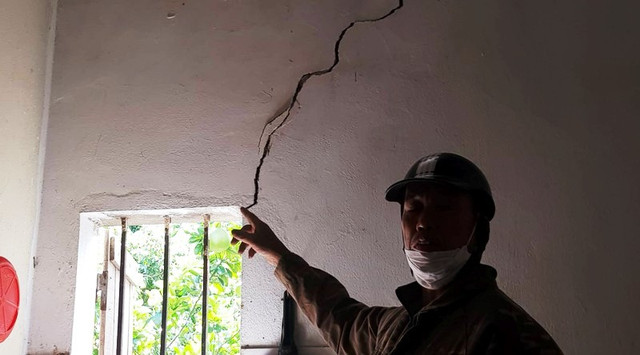 Bị tố nổ mìn làm nứt nhà dân, TNLĐ nghiêm trọng: Trách nhiệm cty Kim Bôi? - Hình 2 Bi to no min lam nut nha dan, TNLD nghiem trong: Trach nhiem cty Kim Boi?-Hinh-2