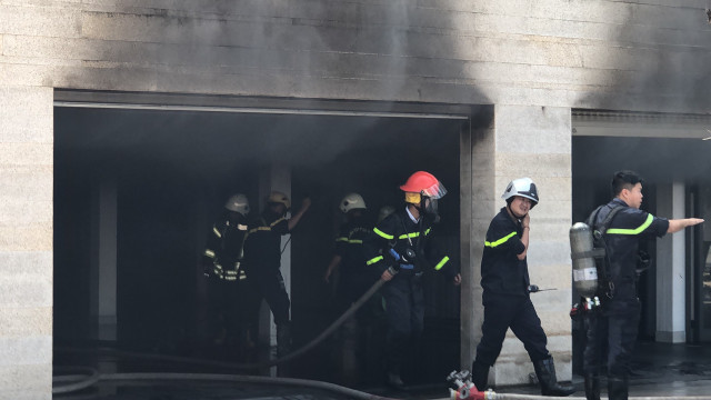 Biệt thự 3 tầng rộng 500m2 của đại gia thép Đà Nẵng cháy dữ dội - Hình 2 Biet thu 3 tang rong 500m2 cua dai gia thep Da Nang chay du doi-Hinh-2