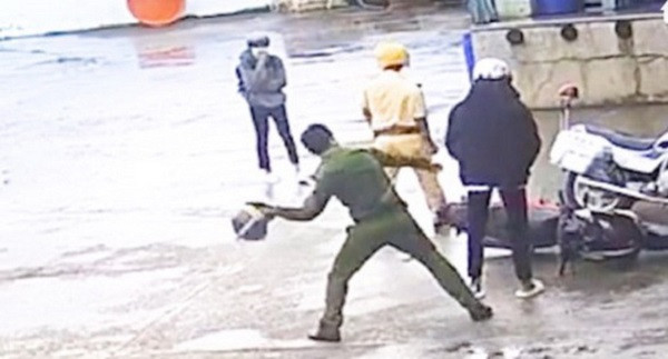 Thông tin mới nhất vụ 4 cảnh sát vụ đánh 2 nam sinh đi xe máy ở Sóc Trăng Thong tin moi nhat vu 4 canh sat vu danh 2 nam sinh di xe may o Soc Trang