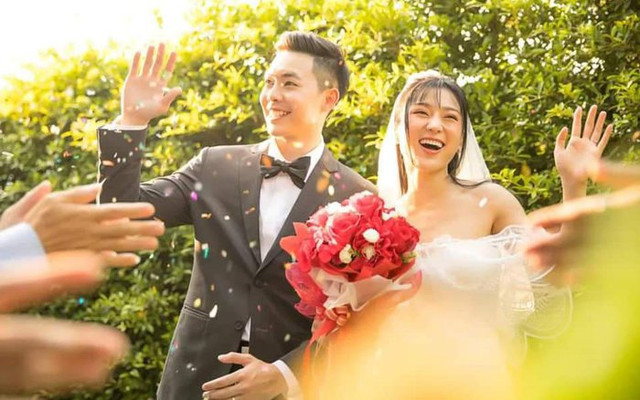 Kinh ngạc, mừng cưới bạn thân bằng cuốn sổ tiết kiệm 300 triệu Kinh ngac, mung cuoi ban than bang cuon so tiet kiem 300 trieu