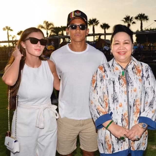 Hoang tu Brunei bat ngo khoe vo sap cuoi tren mang gay sot-Hinh-3