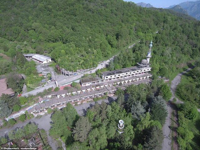 Thị trấn 'ma' hoang vắng rợn người ở Italy Thi tran 'ma' hoang vang ron nguoi o Italy