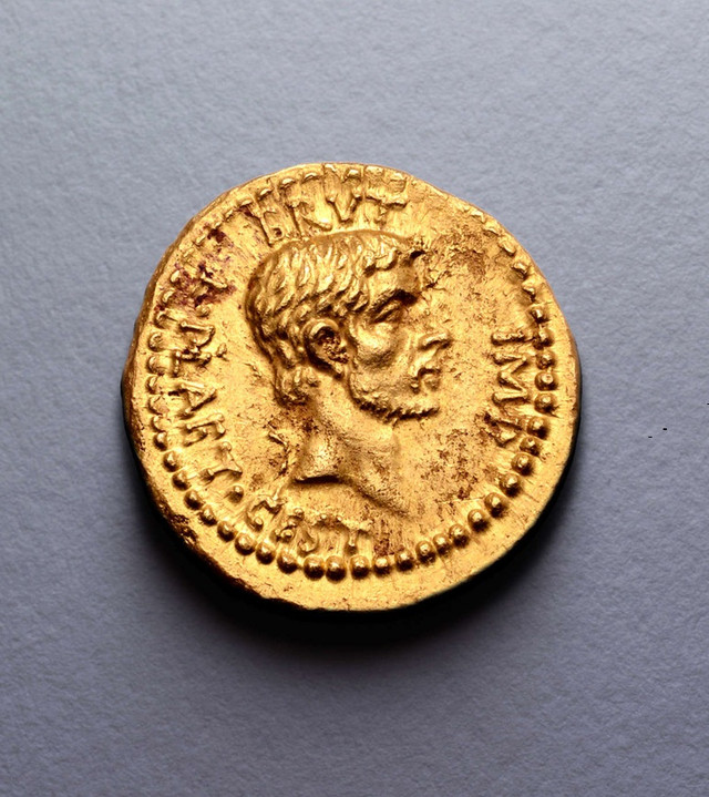 “Độc lạ” đồng xu vàng ròng in hình hung thủ ám sát tướng La Mã - Hình 3 “Doc la” dong xu vang rong in hinh hung thu am sat tuong La Ma-Hinh-3