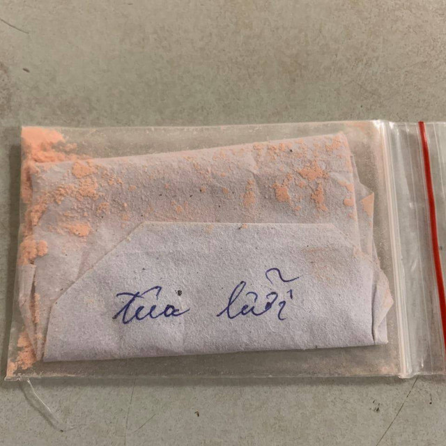Hoảng hồn: Bé 3 tháng tuổi viêm màng não vì tưa lưỡi bằng thuốc cam Hoang hon: Be 3 thang tuoi viem mang nao vi tua luoi bang thuoc cam