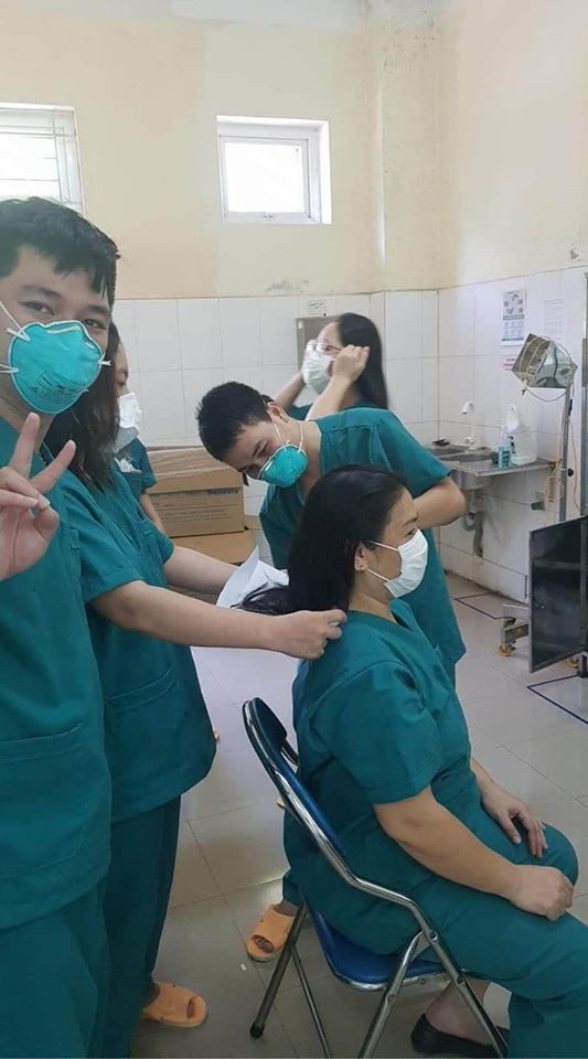 Cận cảnh hình ảnh y bác sĩ kiệt sức giữa tâm dịch COVID-19 Đà Nẵng - Hình 10 Can canh hinh anh y bac si kiet suc giua tam dich COVID-19 Da Nang-Hinh-10