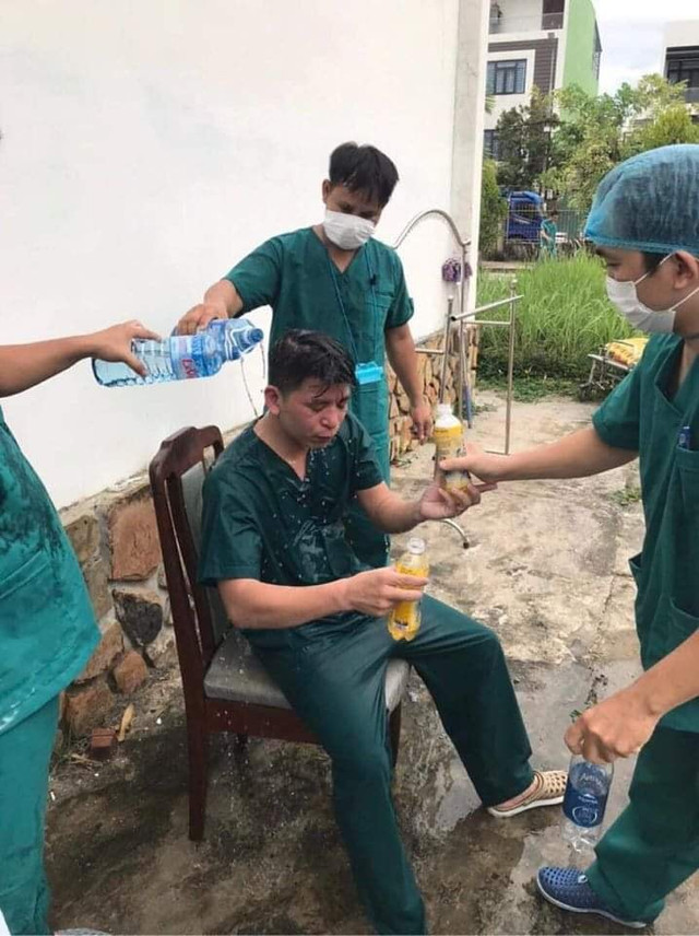 Cận cảnh hình ảnh y bác sĩ kiệt sức giữa tâm dịch COVID-19 Đà Nẵng - Hình 3 Can canh hinh anh y bac si kiet suc giua tam dich COVID-19 Da Nang-Hinh-3