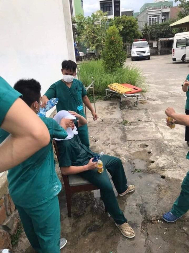 Cận cảnh hình ảnh y bác sĩ kiệt sức giữa tâm dịch COVID-19 Đà Nẵng - Hình 4 Can canh hinh anh y bac si kiet suc giua tam dich COVID-19 Da Nang-Hinh-4