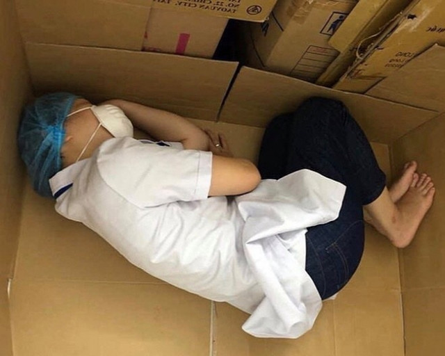 Cận cảnh hình ảnh y bác sĩ kiệt sức giữa tâm dịch COVID-19 Đà Nẵng - Hình 8 Can canh hinh anh y bac si kiet suc giua tam dich COVID-19 Da Nang-Hinh-8