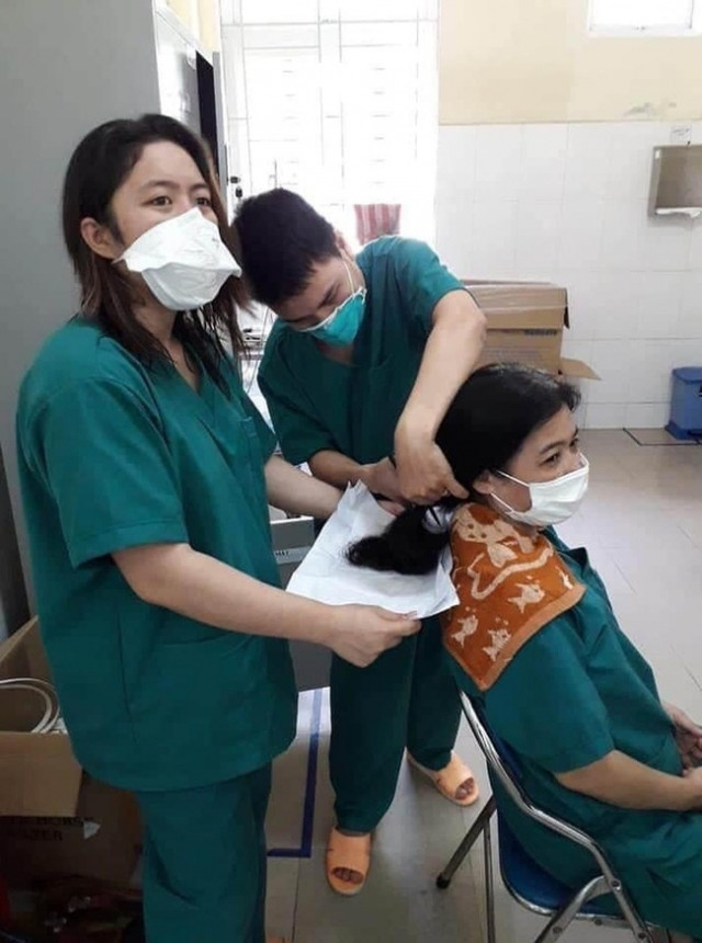 Cận cảnh hình ảnh y bác sĩ kiệt sức giữa tâm dịch COVID-19 Đà Nẵng - Hình 9 Can canh hinh anh y bac si kiet suc giua tam dich COVID-19 Da Nang-Hinh-9