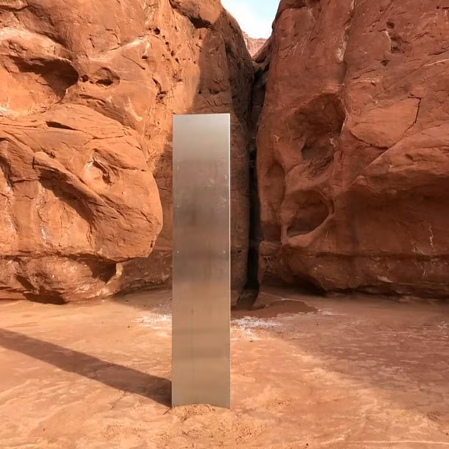 Phat hien cot kim loai bi an giua sa mac nghi cua nguoi ngoai hanh tinh