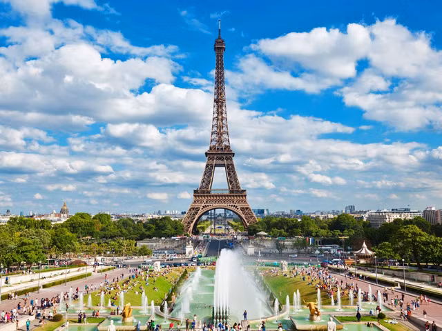 He lo bi mat ve thap Eiffel noi tieng the gioi