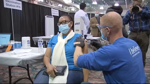 'Sieu khang the' hinh thanh sau nhiem COVID-19 va tiem vac xin nhu nao?-Hinh-2