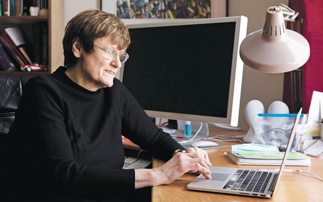 Biết gì về giáo sư đặt nền móng cho vắc xin Pfizer/Moderna? - Hình 10 Biet gi ve giao su dat nen mong cho vac xin Pfizer/Moderna?-Hinh-10