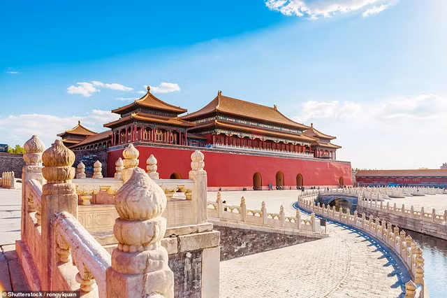 Canh tuong choang ngop trong khu vuon Can Long o Tu Cam Thanh